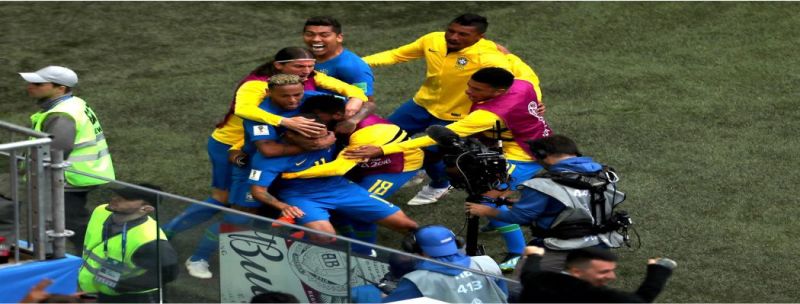 Jogadores comemoram o gol de Philippe Coutinho